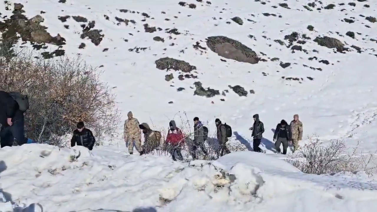 Sosyal medya paylaşımından yola çıkan ekipler kaçak göçmenleri yakaladı