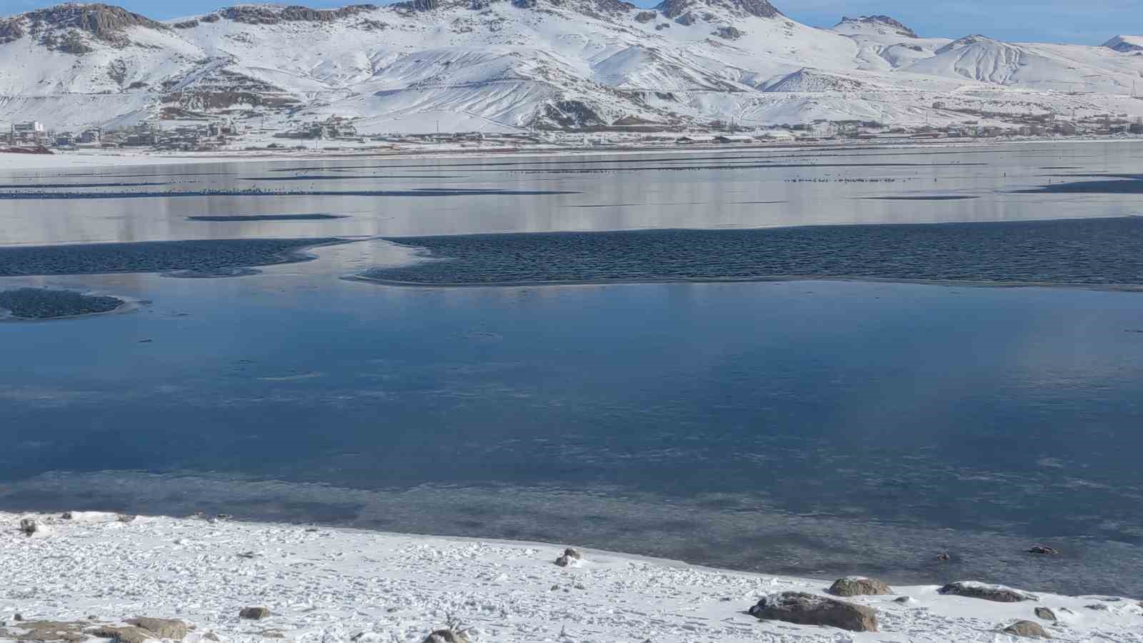 Van’daki Sıhke Göleti’nin yüzeyi kısmen dondu