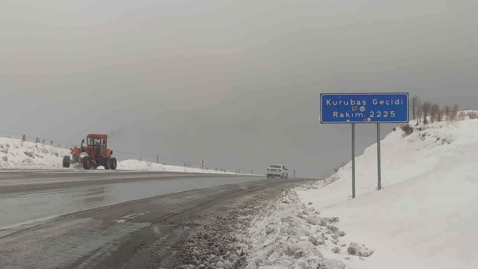 Kurubaş ve Güzeldere geçitlerinde kar yağışı etkili oldu