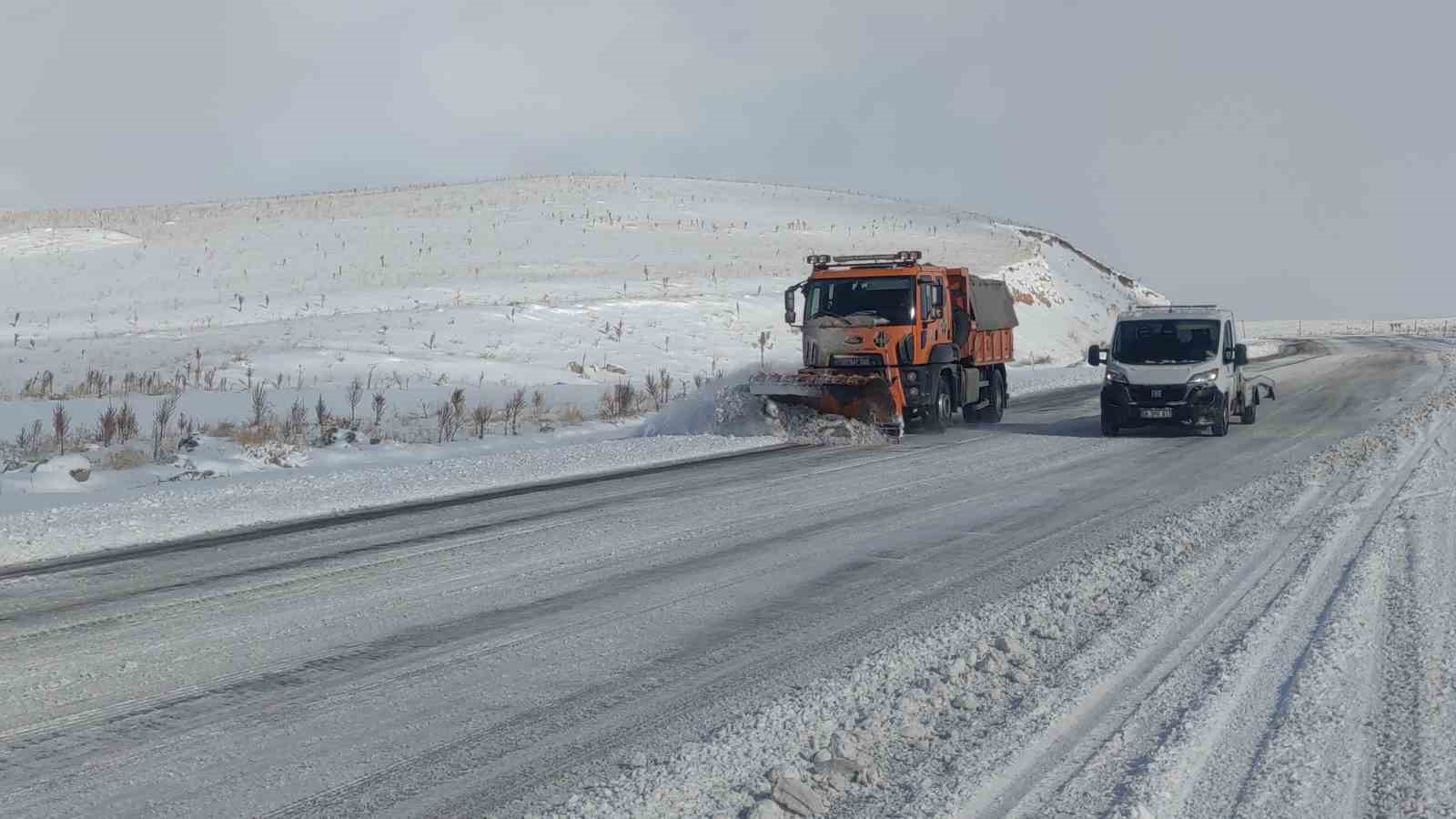 Van’da 21 yerleşim yerinin yolu ulaşıma kapandı