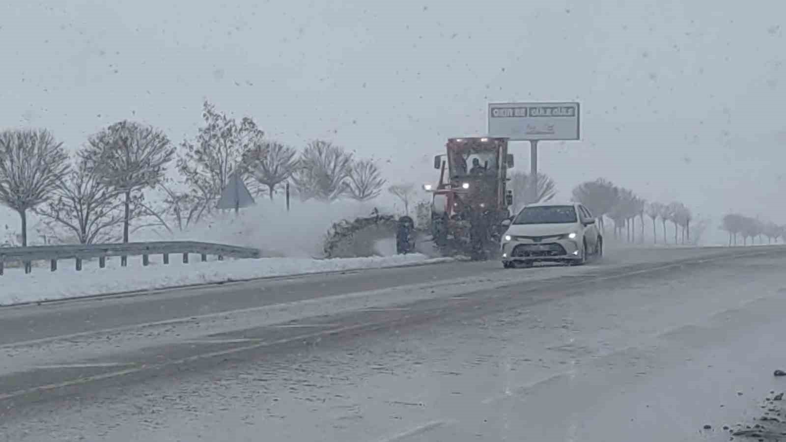 Van’da 21 yerleşim yerinin yolu ulaşıma kapandı