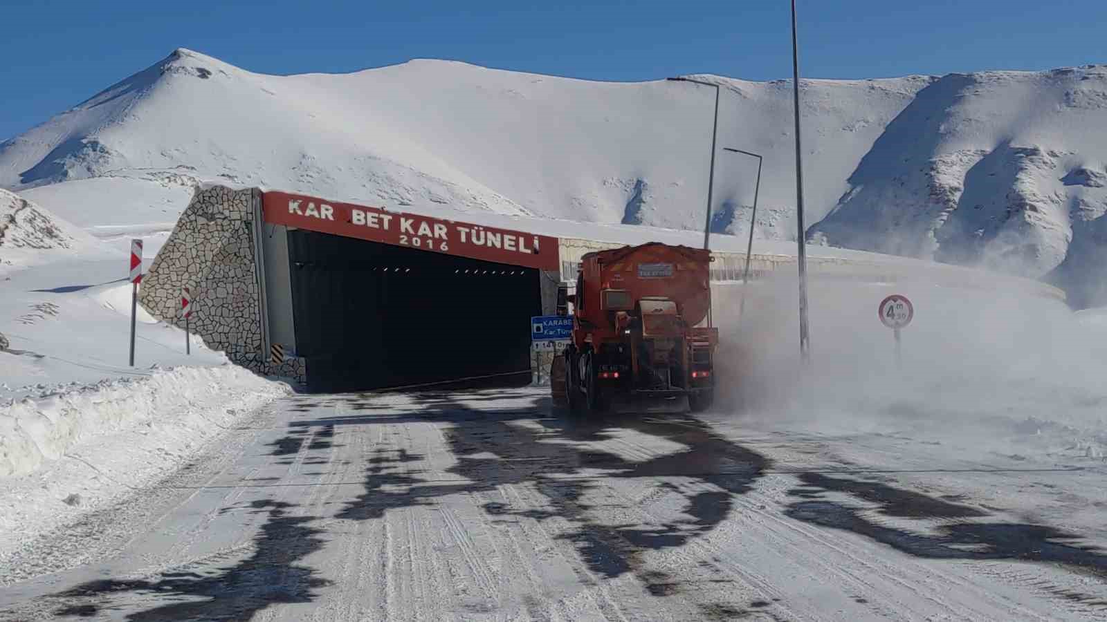 Van-Bahçesaray kara yoluna düşen çığ temizlendi