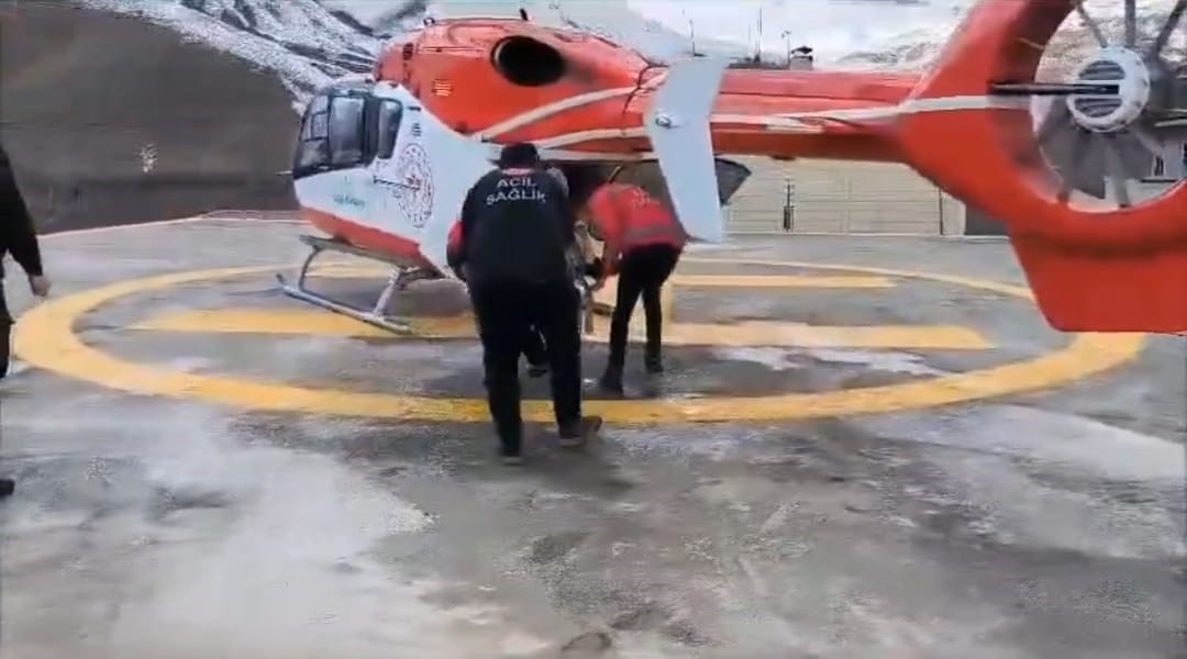 Hamile kadın helikopter ambulansla Van’a sevk edildi