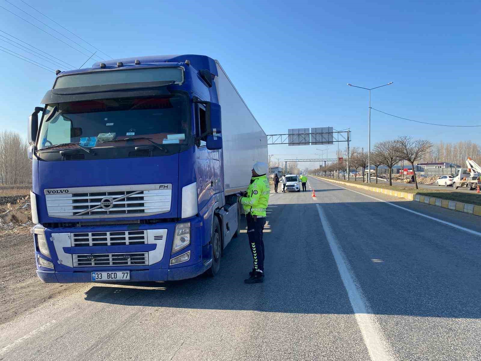 Erciş’te kış lastiği uygulaması yapıldı