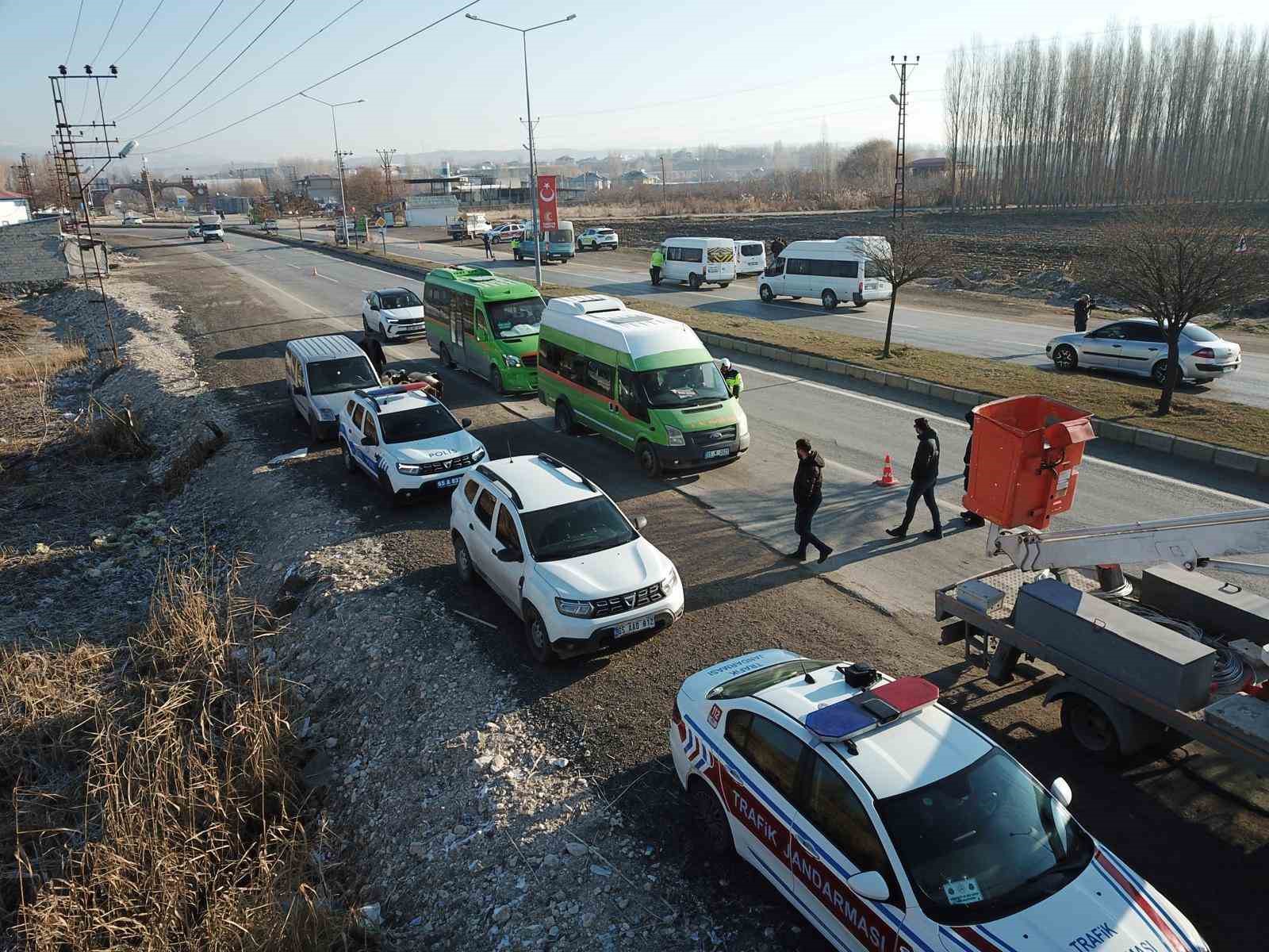 Erciş’te kış lastiği uygulaması yapıldı