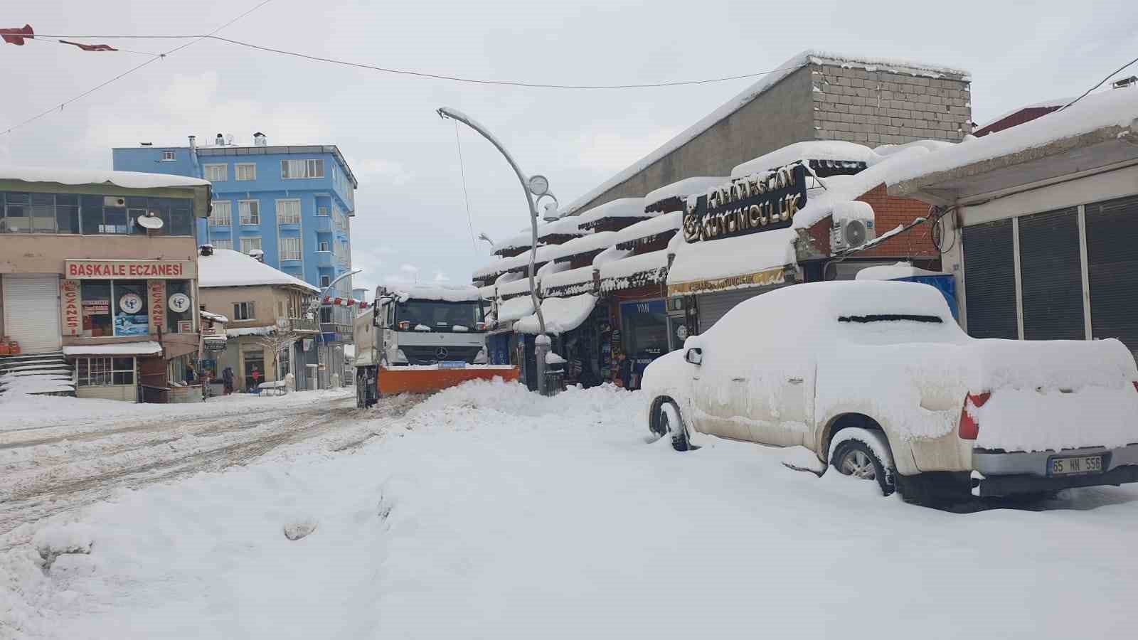 Başkale’de araçlar kara gömüldü, 88 yerleşim yerinin yolu ulaşıma kapandı