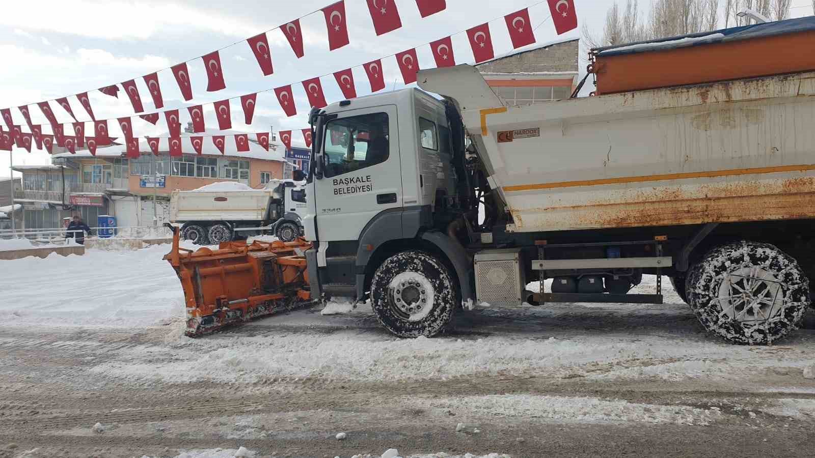 Başkale’de araçlar kara gömüldü, 88 yerleşim yerinin yolu ulaşıma kapandı