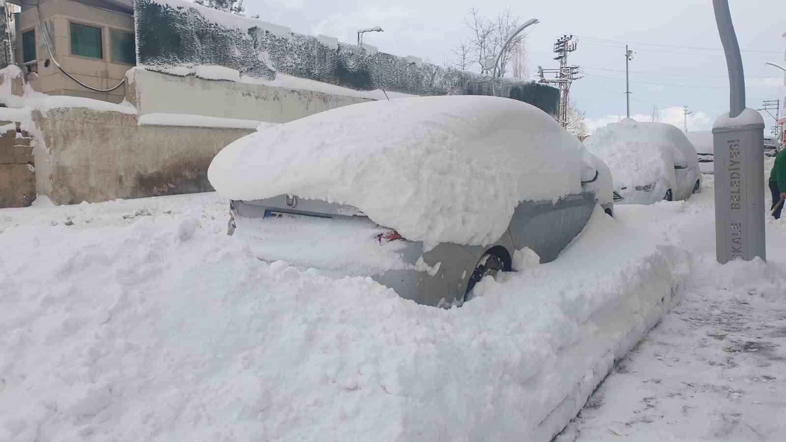 Başkale’de araçlar kara gömüldü, 88 yerleşim yerinin yolu ulaşıma kapandı