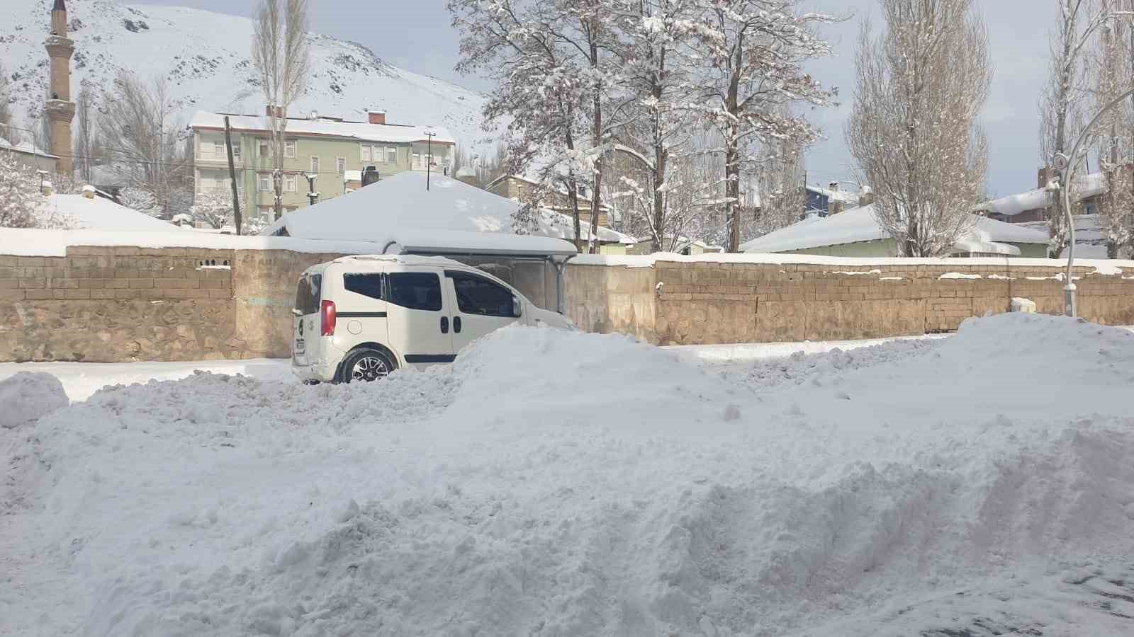 Başkale’de araçlar kara gömüldü, 88 yerleşim yerinin yolu ulaşıma kapandı