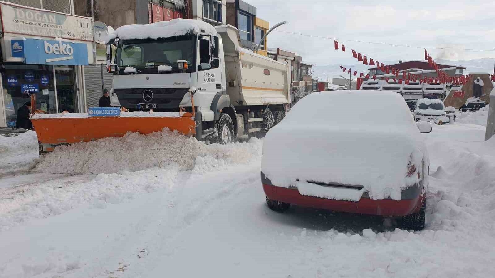 Başkale’de araçlar kara gömüldü, 88 yerleşim yerinin yolu ulaşıma kapandı