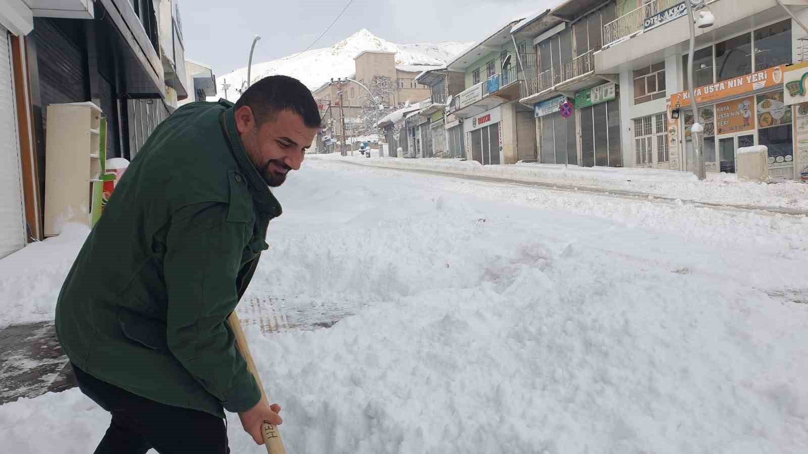 Başkale’de araçlar kara gömüldü, 88 yerleşim yerinin yolu ulaşıma kapandı