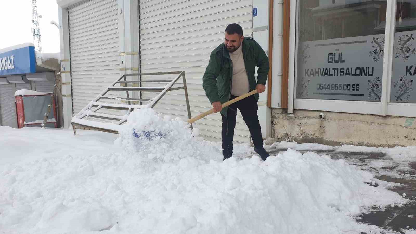 Başkale’de araçlar kara gömüldü, 88 yerleşim yerinin yolu ulaşıma kapandı