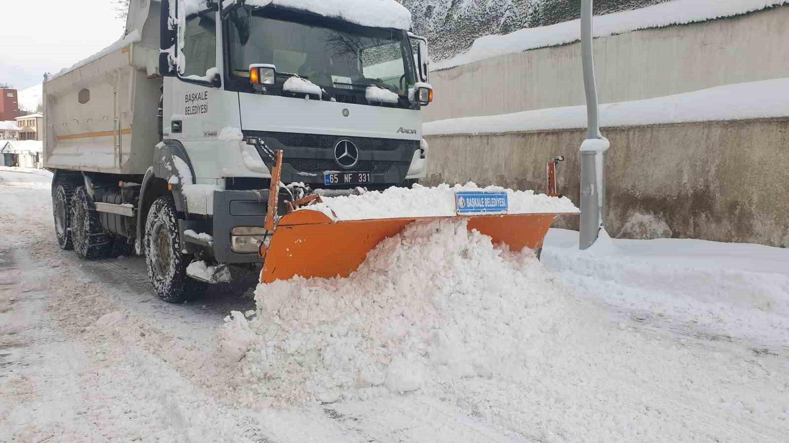 Başkale’de araçlar kara gömüldü, 88 yerleşim yerinin yolu ulaşıma kapandı