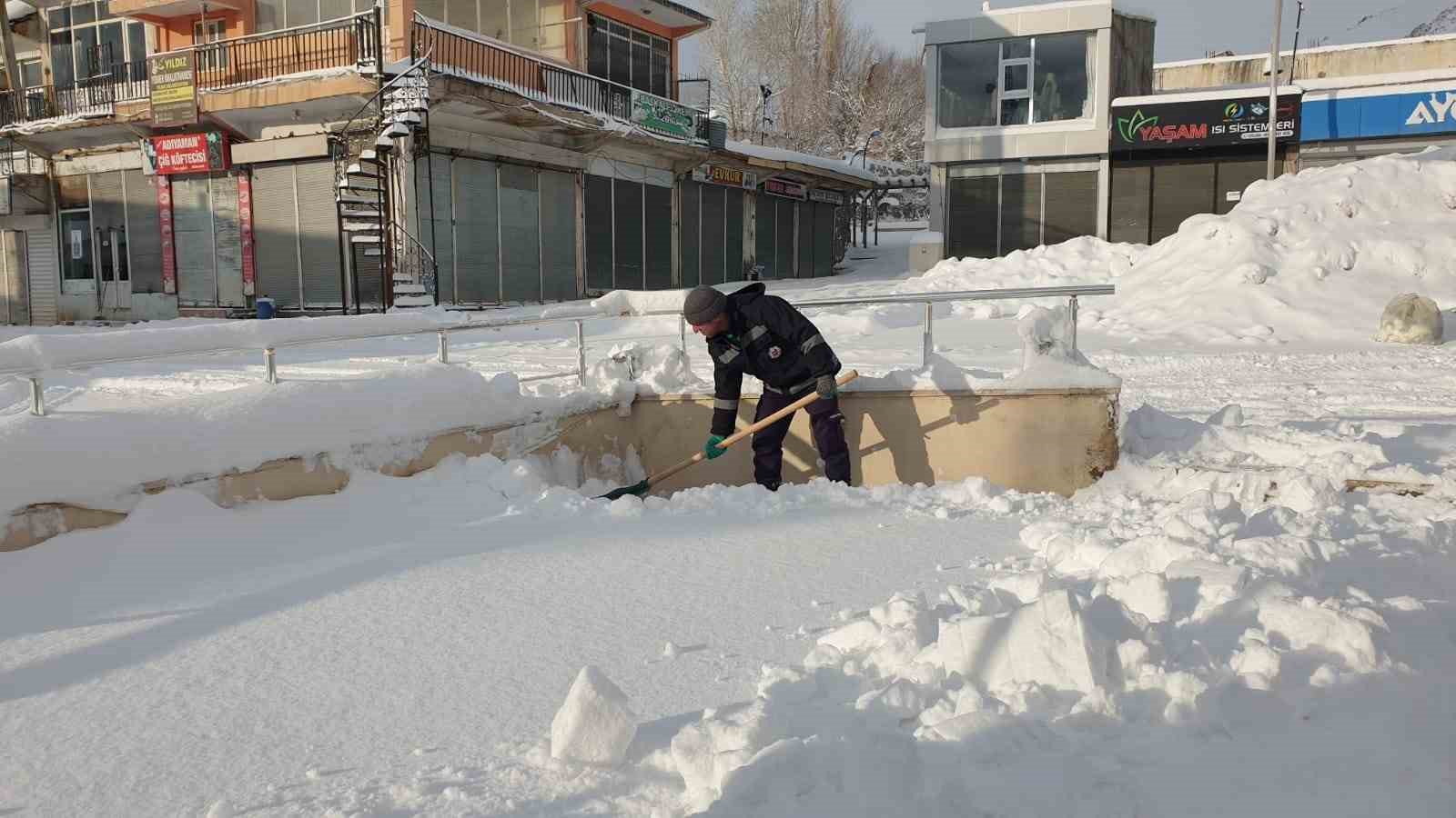 Başkale’de araçlar kara gömüldü, 88 yerleşim yerinin yolu ulaşıma kapandı