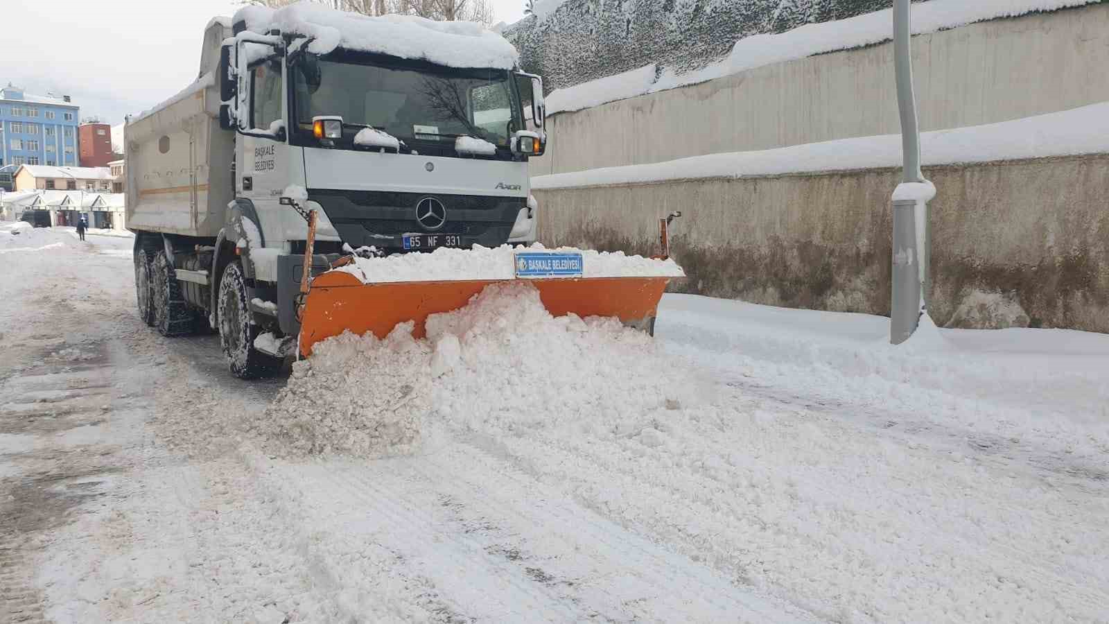 Başkale’de araçlar kara gömüldü, 88 yerleşim yerinin yolu ulaşıma kapandı