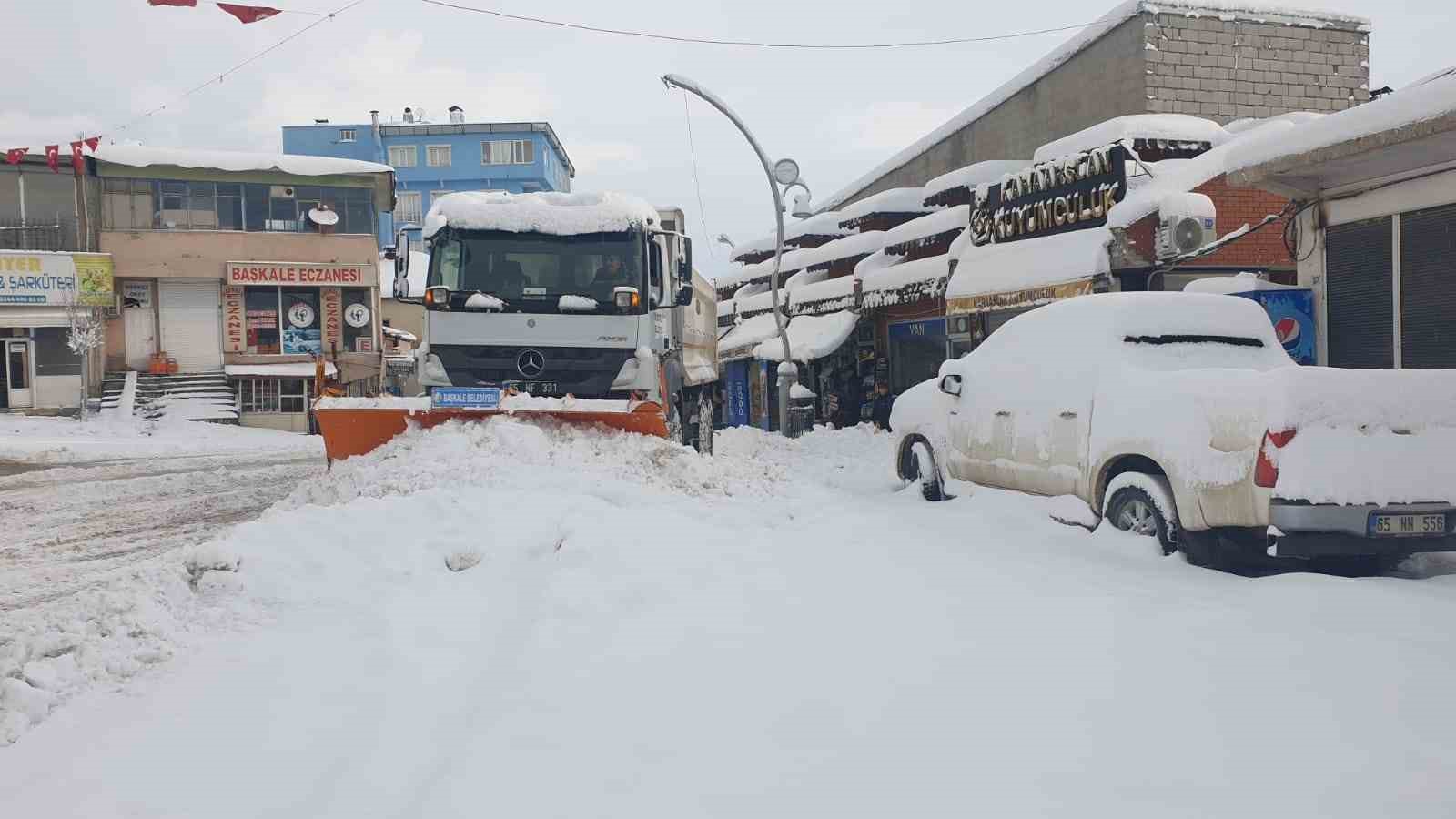 Başkale’de araçlar kara gömüldü, 88 yerleşim yerinin yolu ulaşıma kapandı