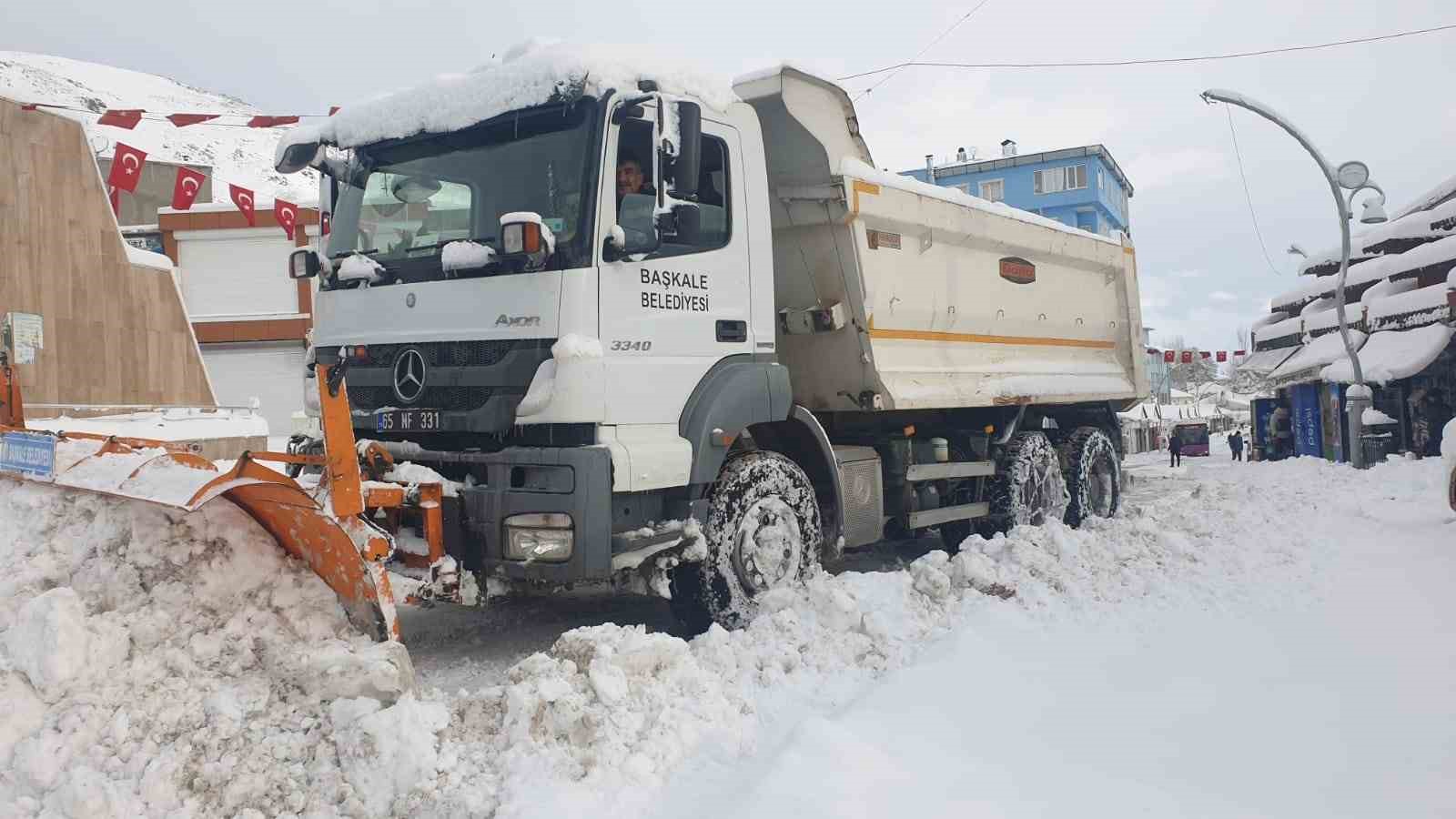 Başkale’de araçlar kara gömüldü, 88 yerleşim yerinin yolu ulaşıma kapandı