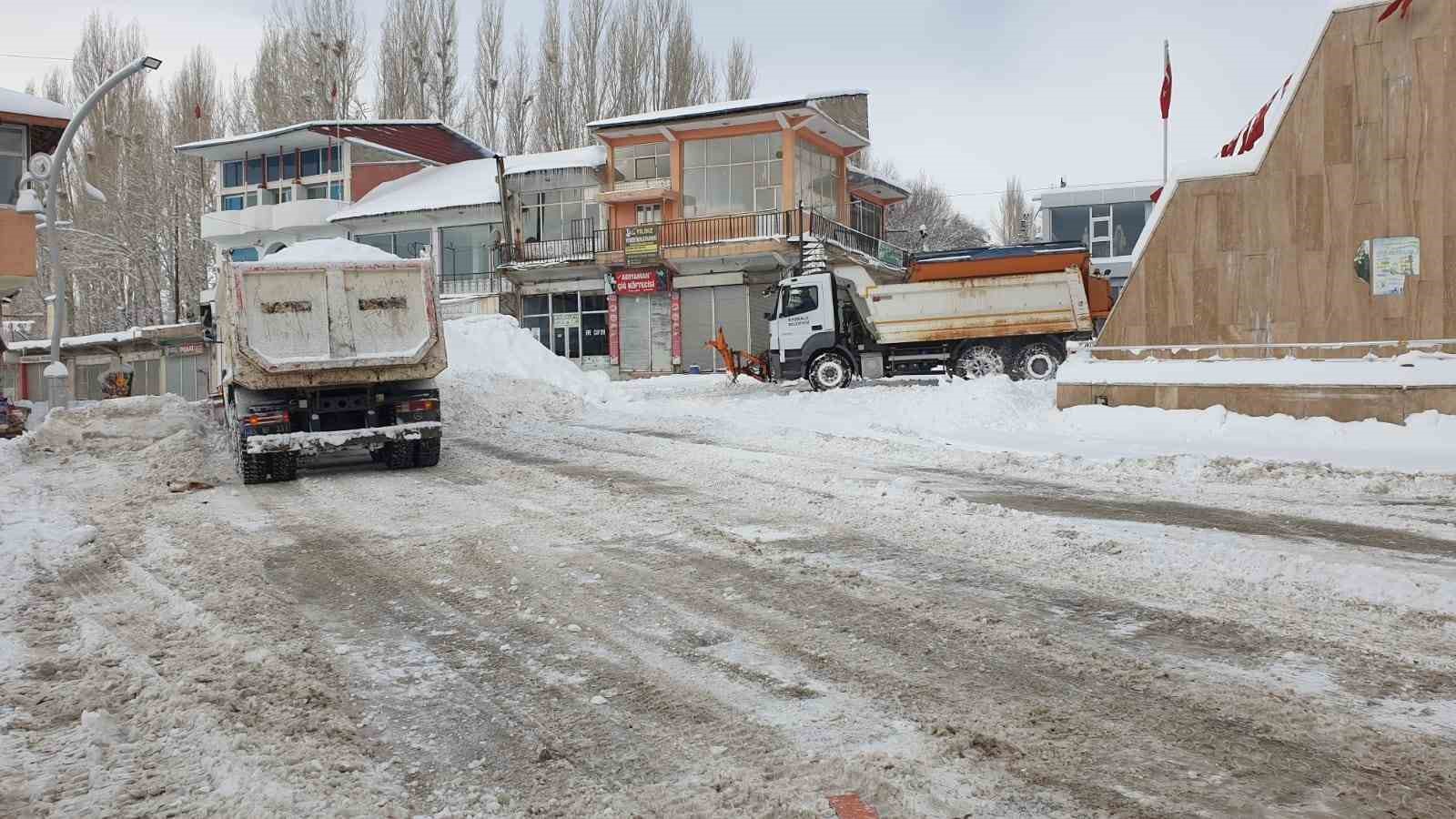 Başkale’de araçlar kara gömüldü, 88 yerleşim yerinin yolu ulaşıma kapandı