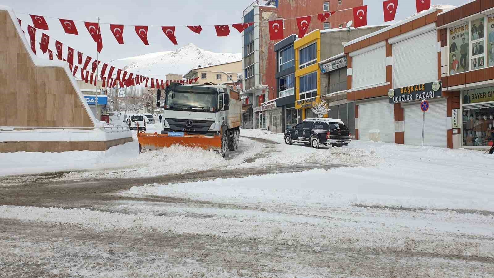 Başkale’de araçlar kara gömüldü, 88 yerleşim yerinin yolu ulaşıma kapandı