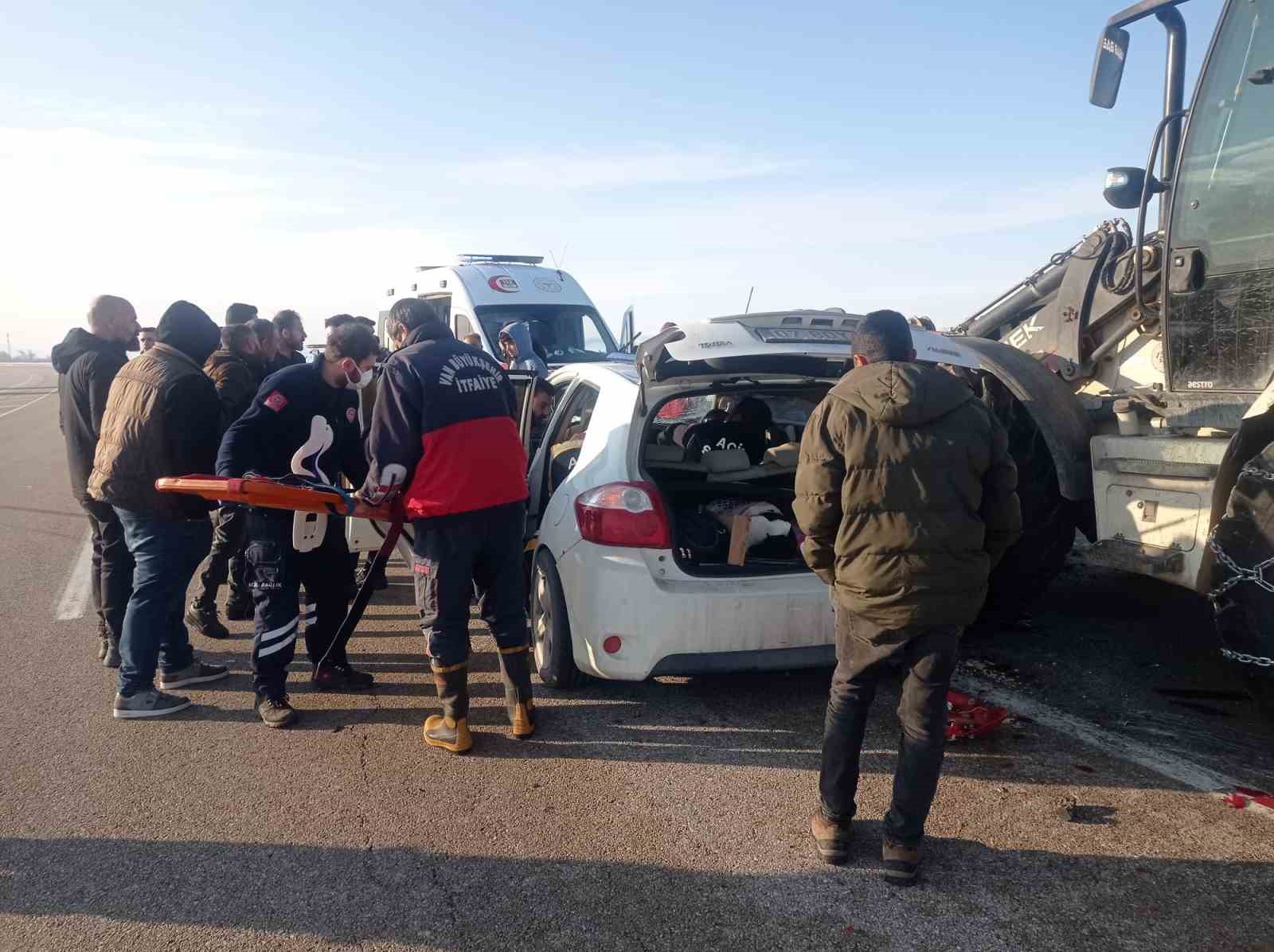 Van’da otomobil ile iş makinesi çarpıştı: 5 yaralı