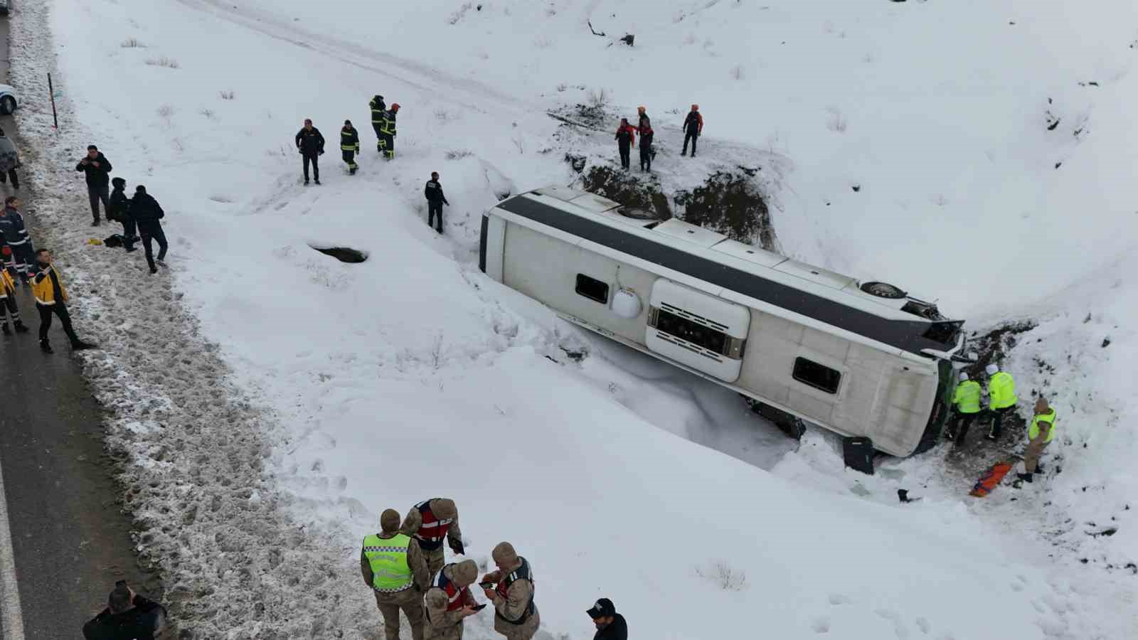 Erzincan’da otobüs şarampole uçtu: 21 yaralı