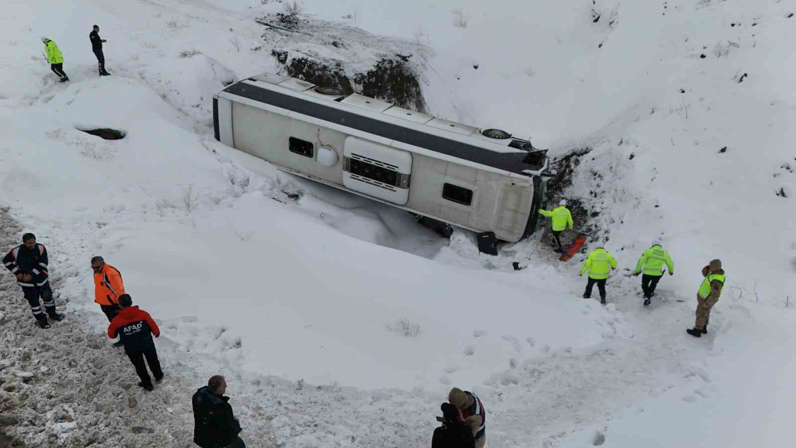 Erzincan’da otobüs şarampole uçtu: 21 yaralı