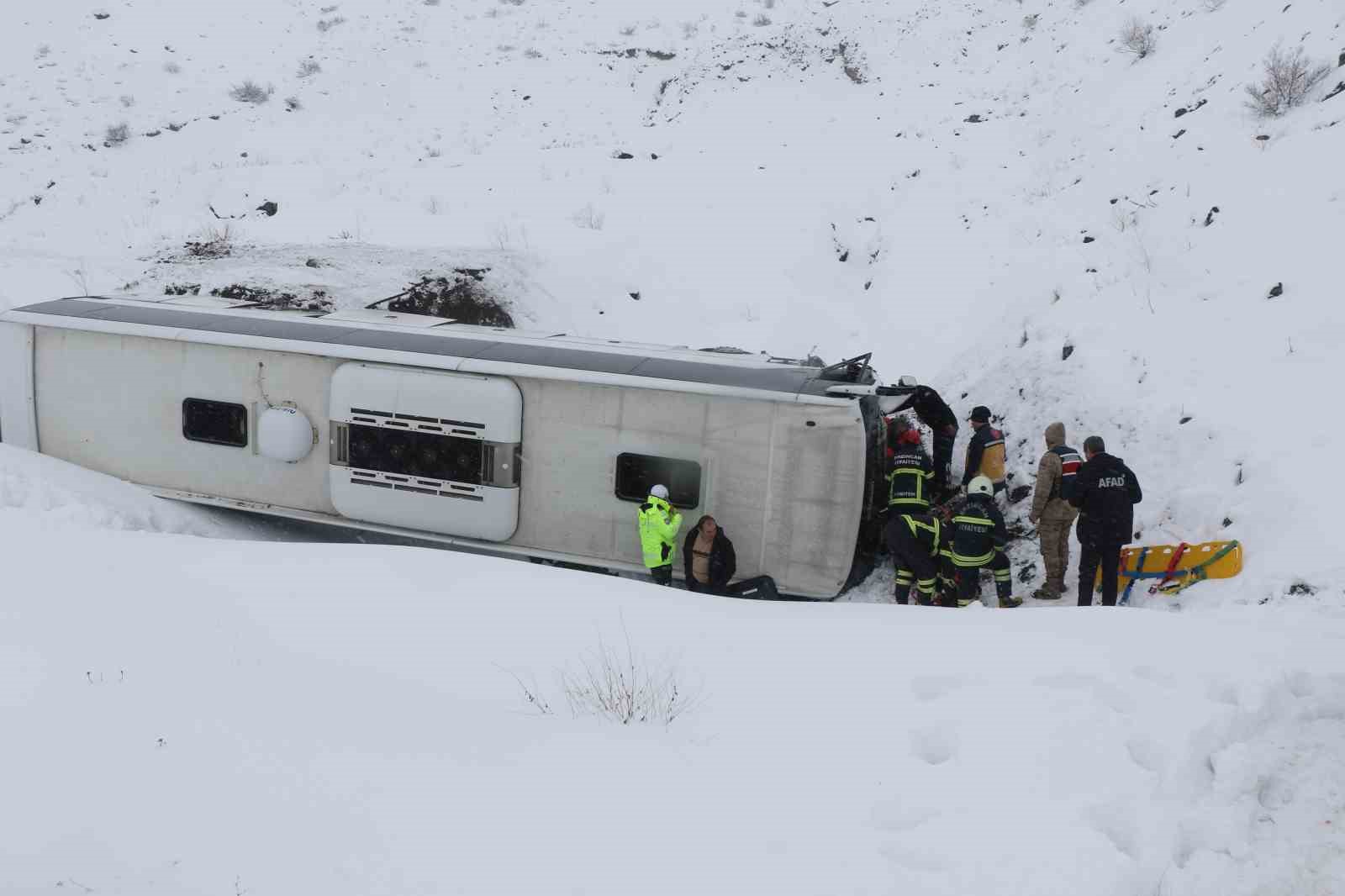 Erzincan’da otobüs şarampole uçtu: 21 yaralı