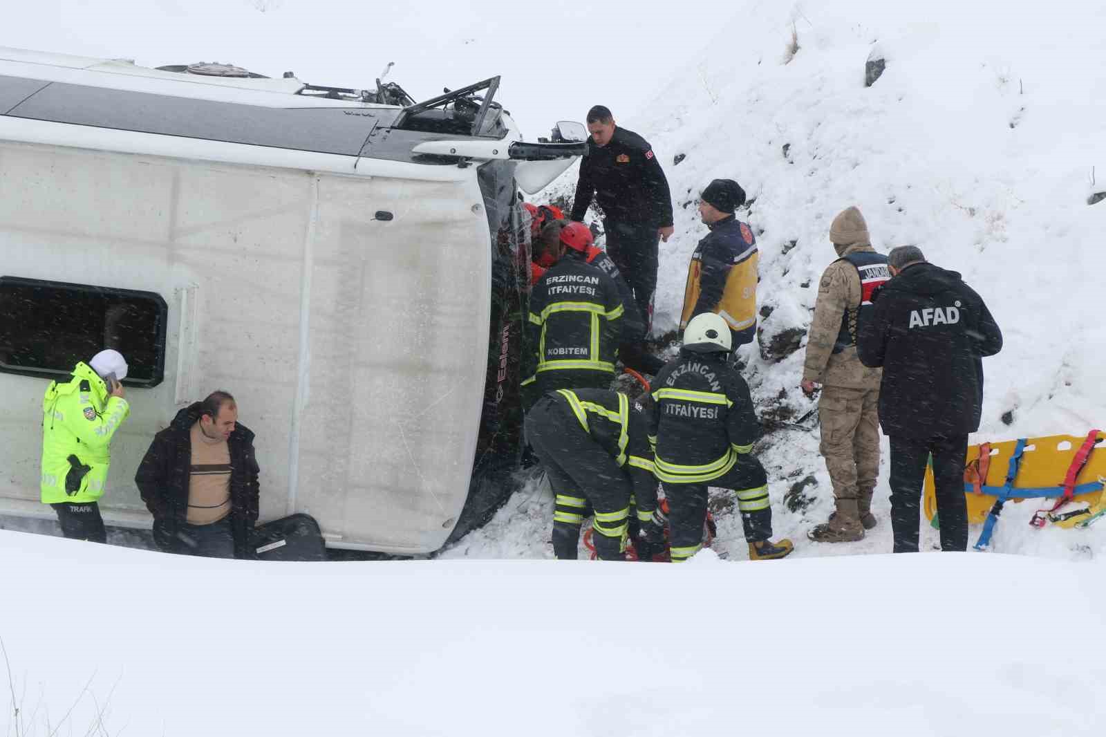 Erzincan’da otobüs şarampole uçtu: 21 yaralı