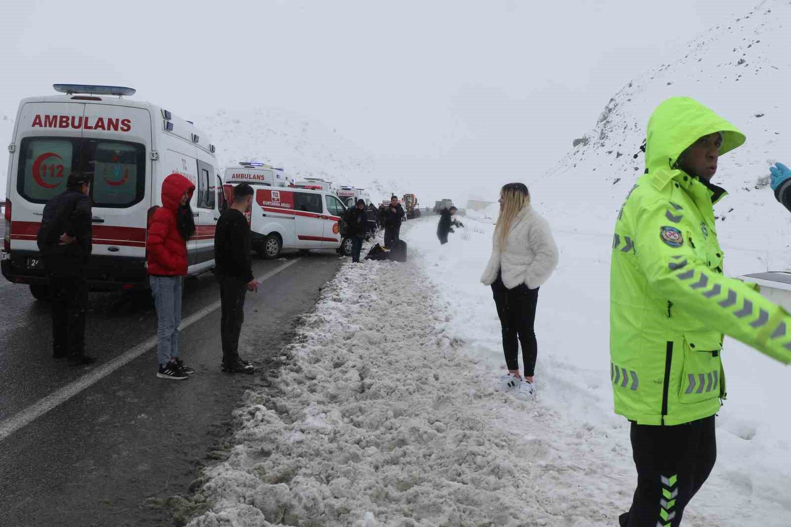 Erzincan’da otobüs şarampole uçtu: 21 yaralı