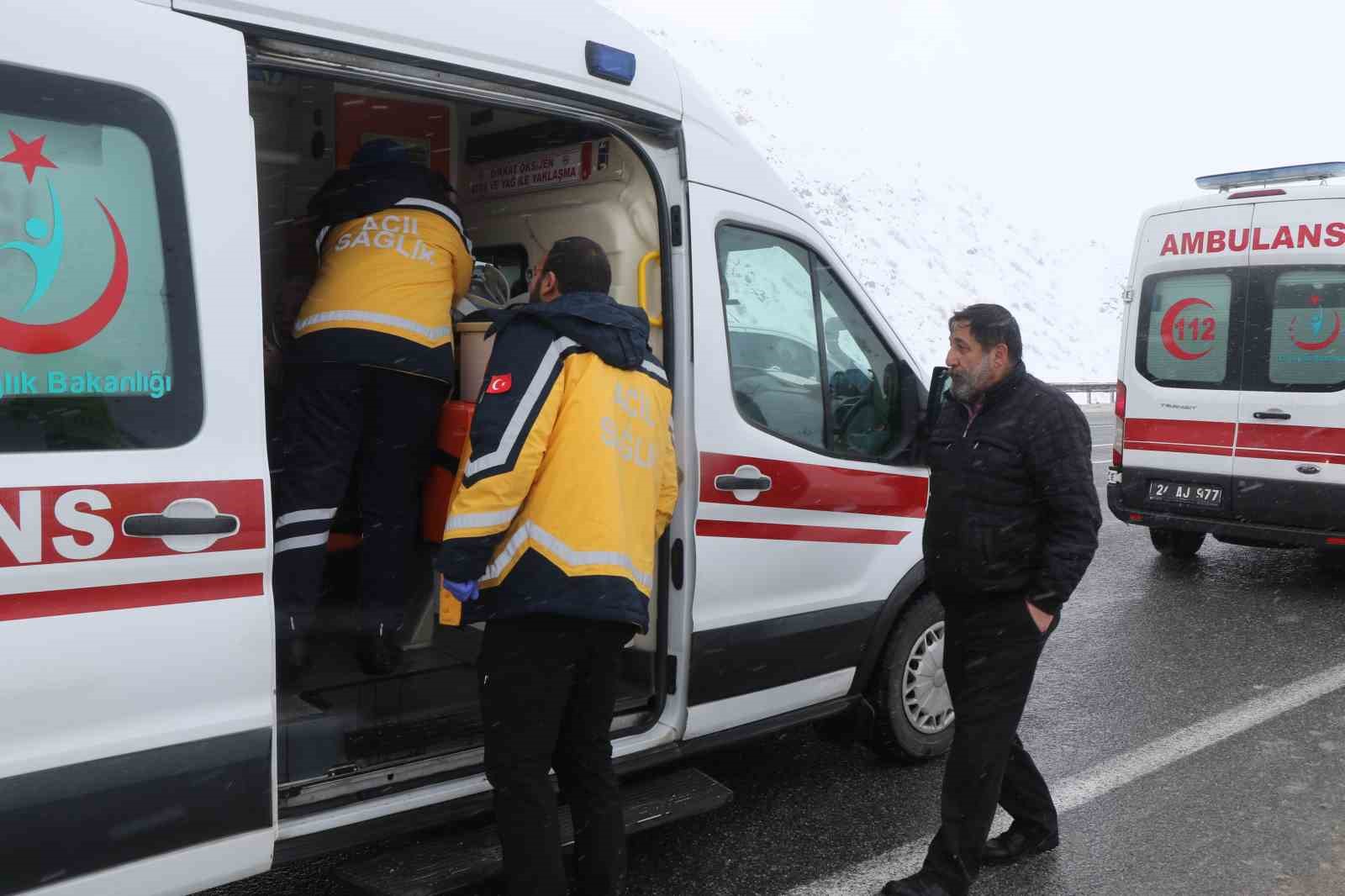 Erzincan’da otobüs şarampole uçtu: 21 yaralı