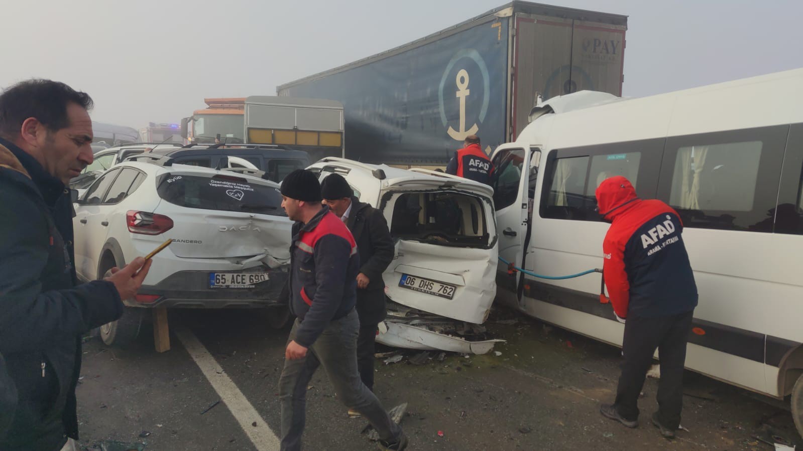 Van’daki zincirleme trafik kazalarına 35 araç karıştı