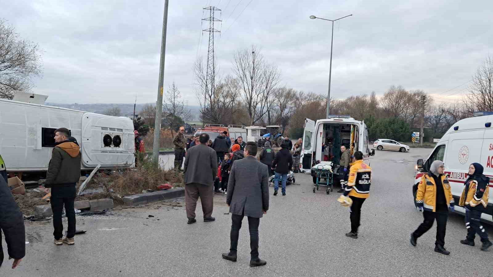 Okul servisi ile tır çarpıştı... 8 öğrencinin durumu ağır ağır