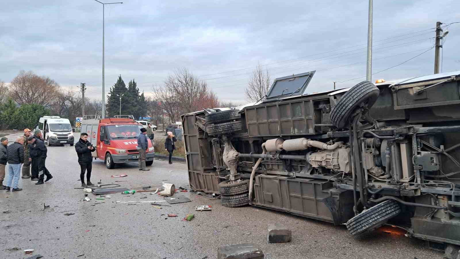 Okul servisi ile tır çarpıştı... 8 öğrencinin durumu ağır ağır