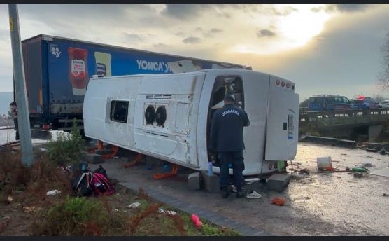 Okul servisi ile tır çarpıştı... 8 öğrencinin durumu ağır ağır