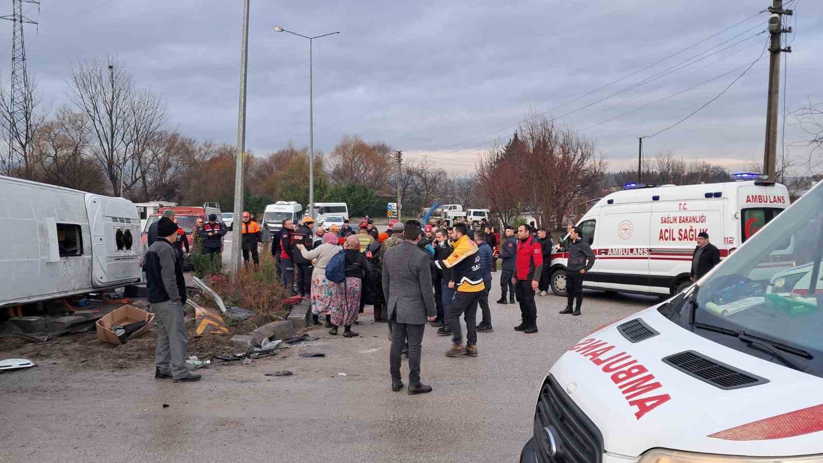 Okul servisi ile tır çarpıştı... 8 öğrencinin durumu ağır ağır