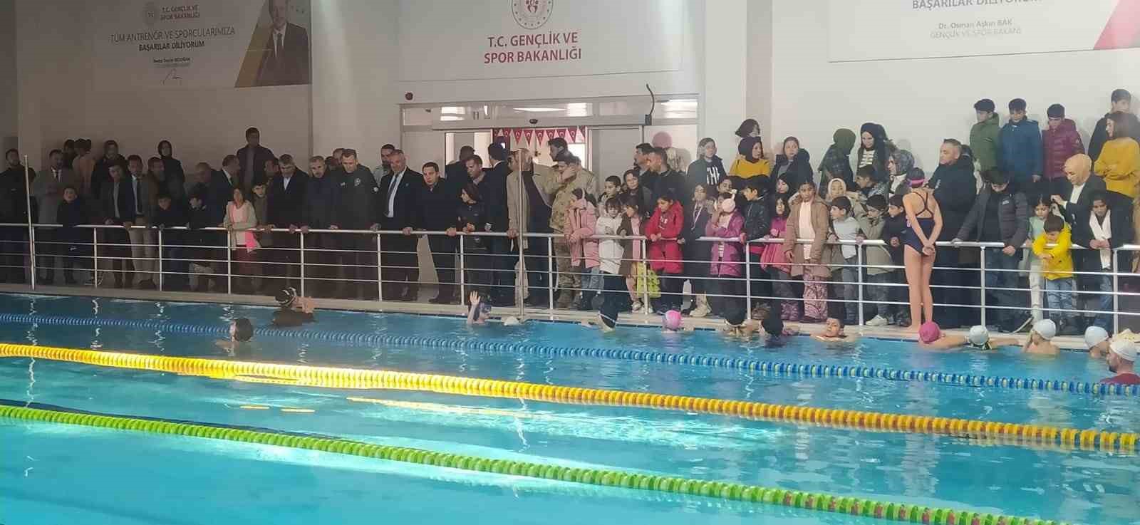 Muradiye’de yarı olimpik yüzme havuzu hizmete girdi