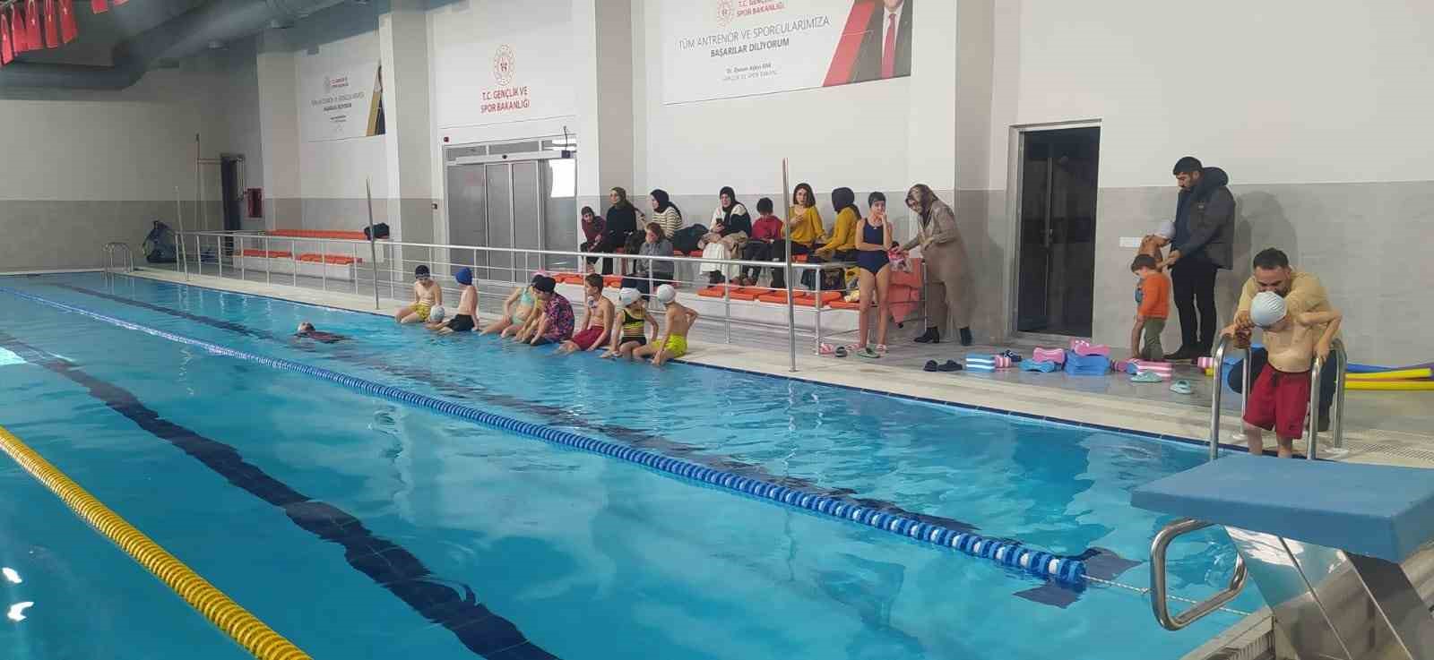 Muradiye’de yarı olimpik yüzme havuzu hizmete girdi