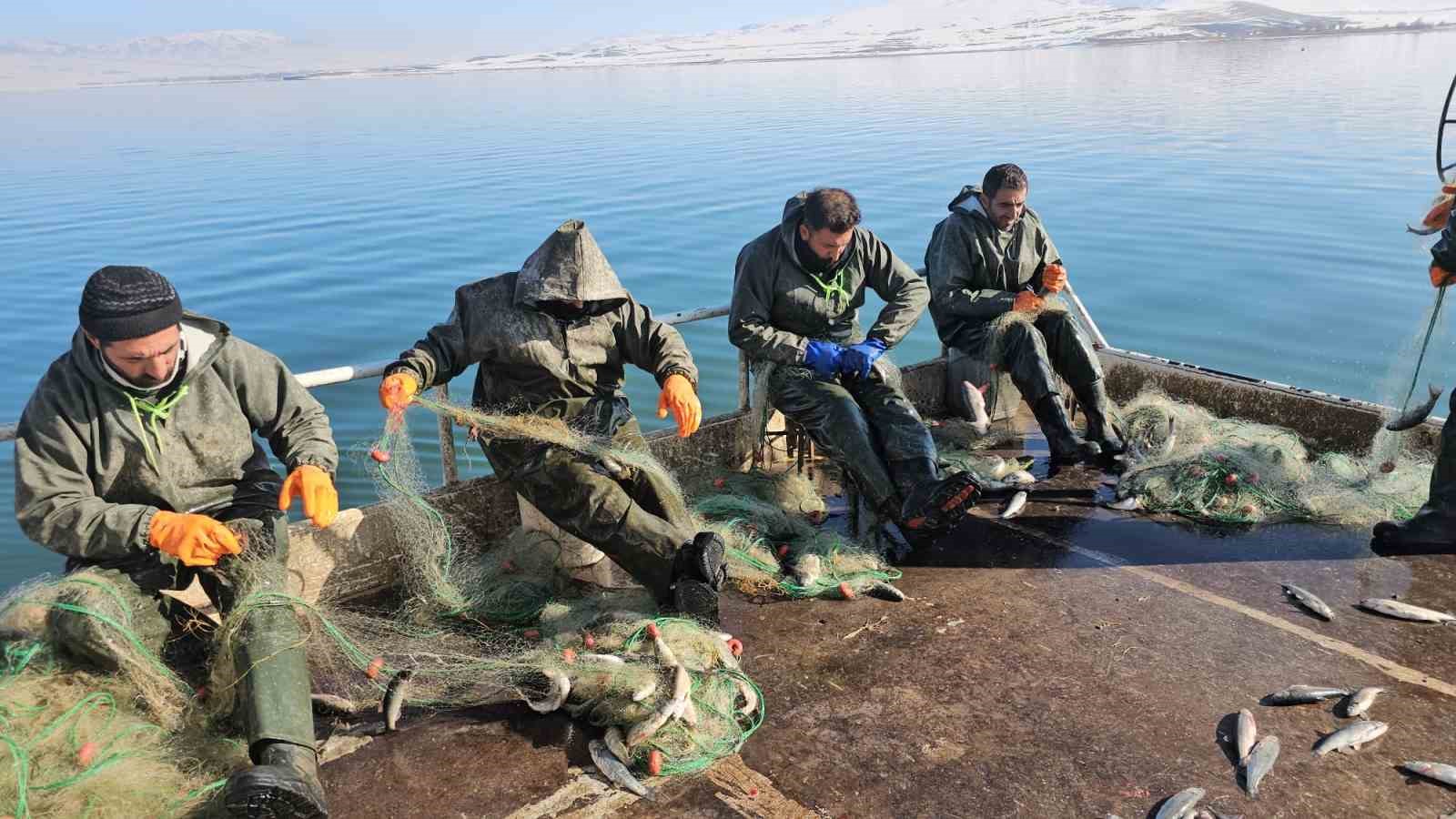 Balıkçıların Erçek Gölü’nde zorlu kış mesaisi