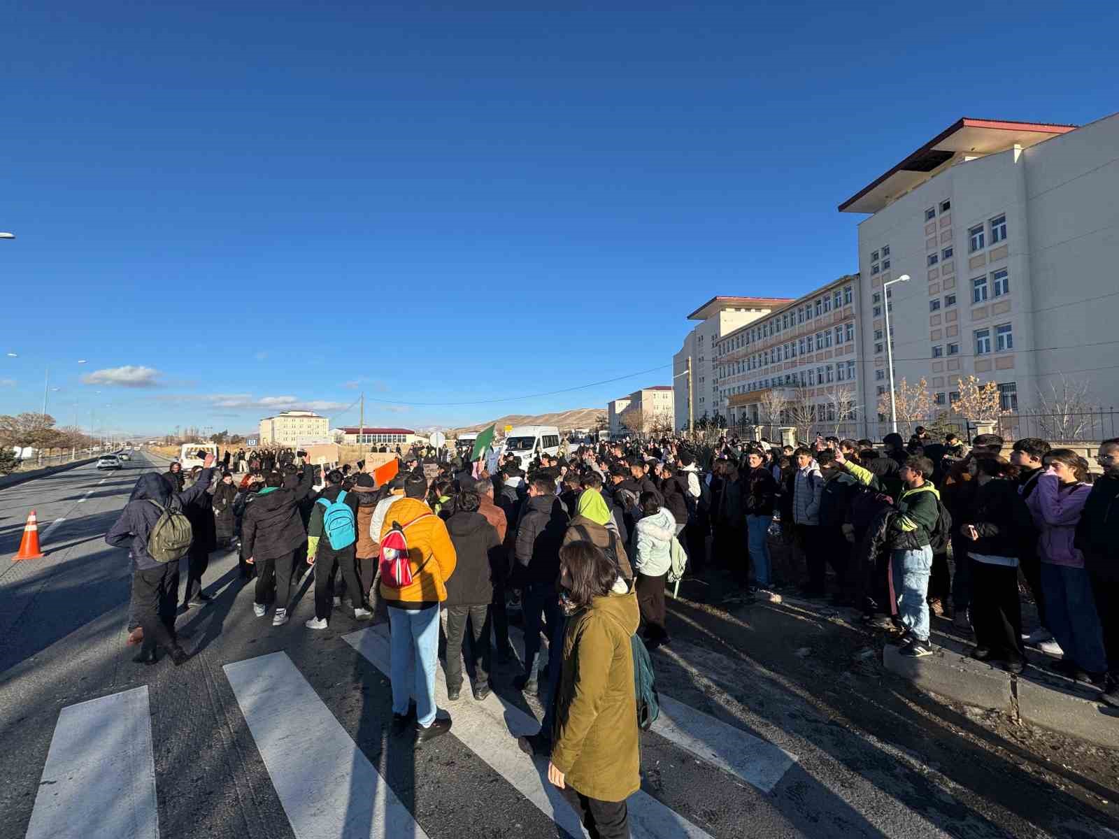 Van’da öğrenciler üst geçit için eylem yaptı