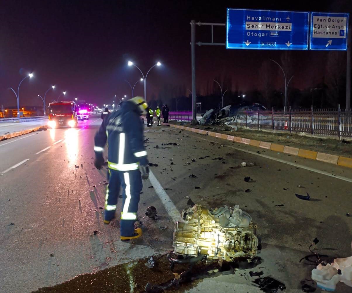 Van’da refüje çarpan otomobilin sürücüsü yarandı