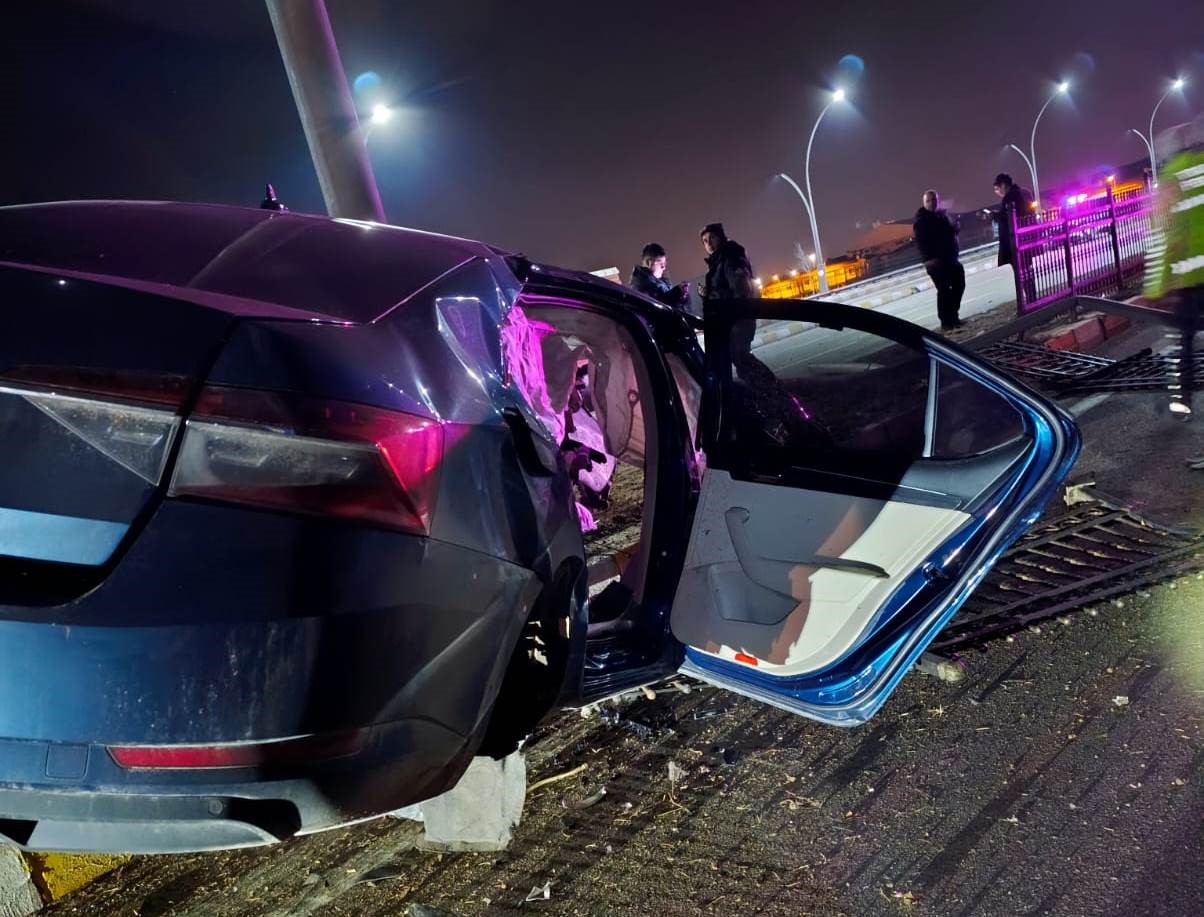 Van’da refüje çarpan otomobilin sürücüsü yarandı