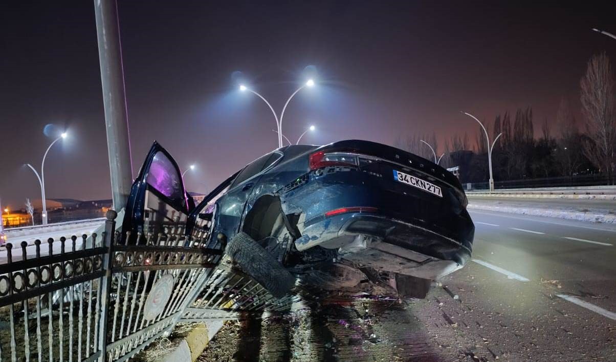 Van’da refüje çarpan otomobilin sürücüsü yarandı