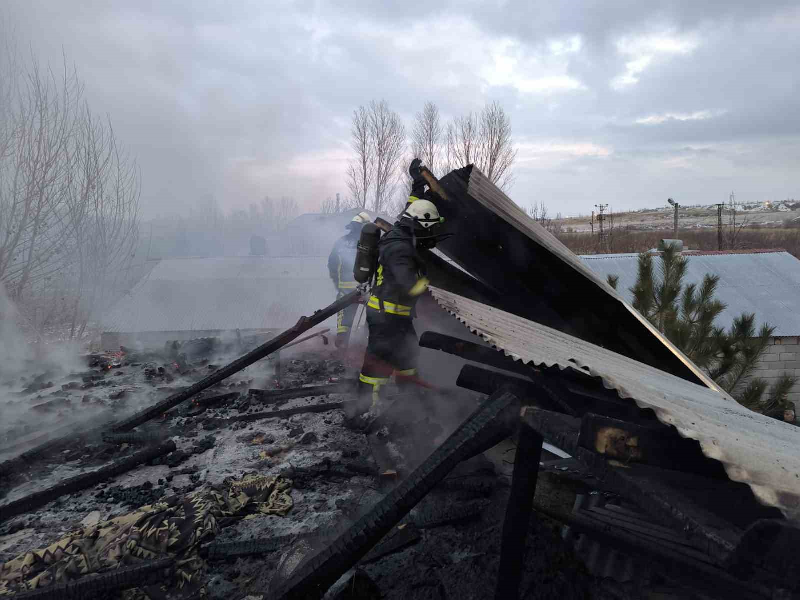 Erciş’te çatı ve kazan dairesi yangını