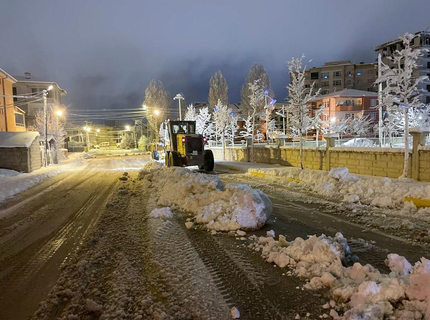 Van’da 131 yerleşim yerinin yolu ulaşıma kapandı