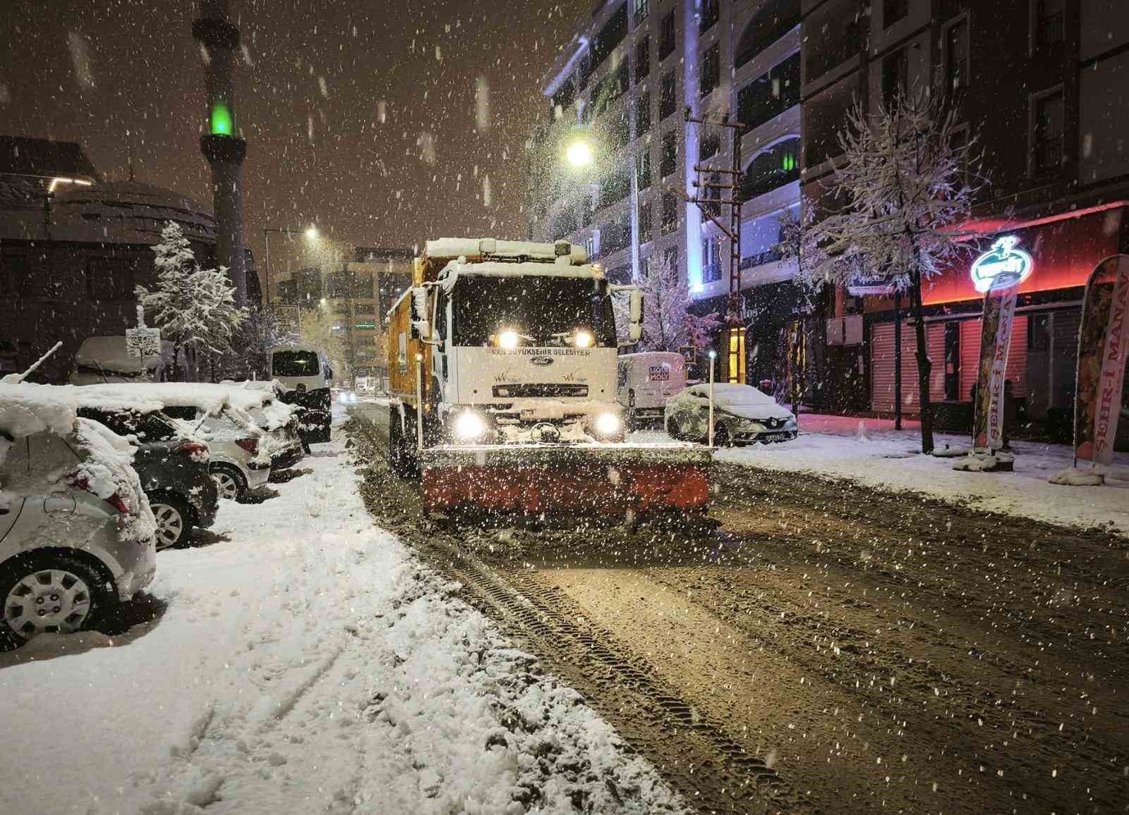 Van’da 131 yerleşim yerinin yolu ulaşıma kapandı