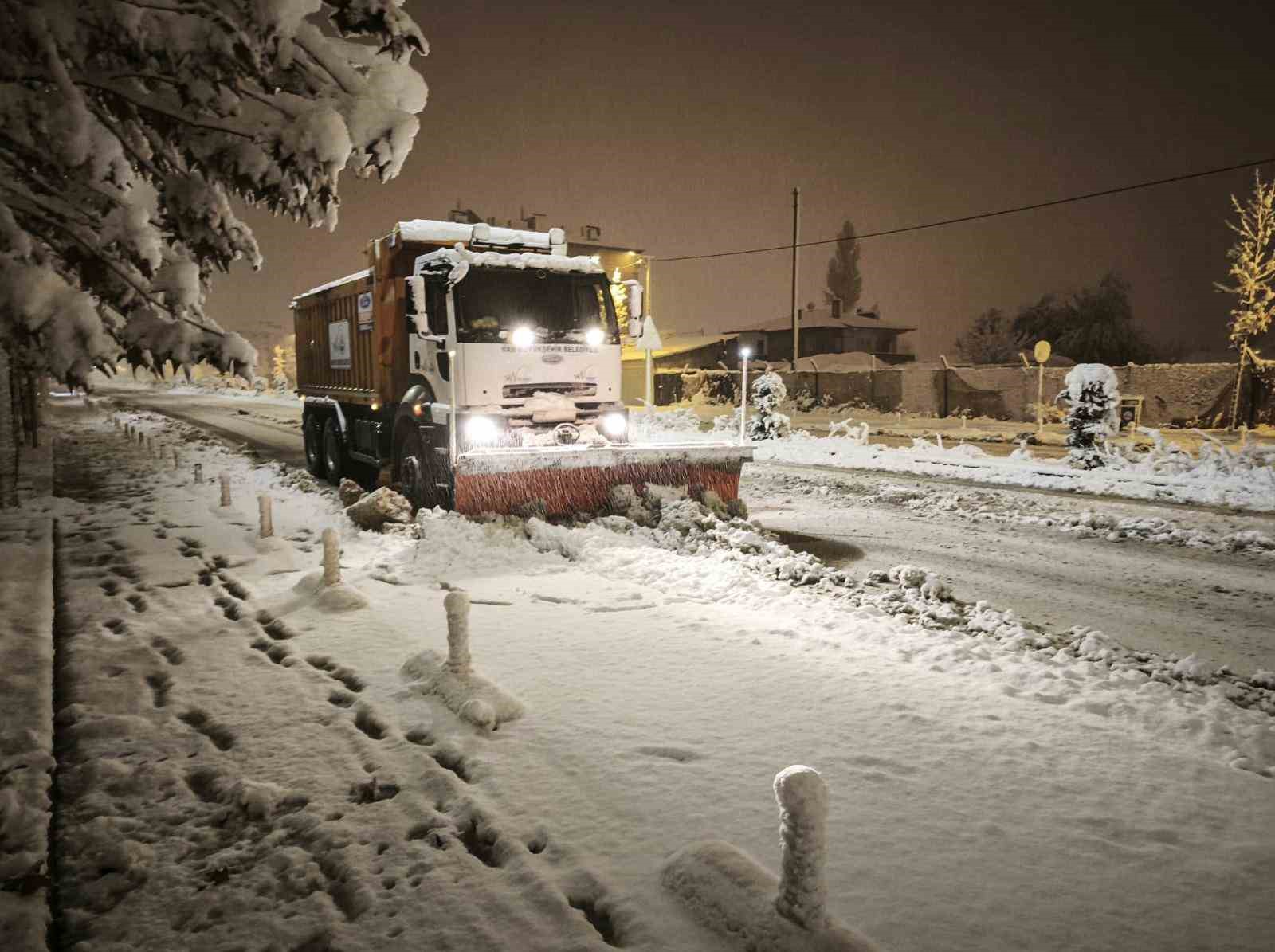 Van’da 131 yerleşim yerinin yolu ulaşıma kapandı