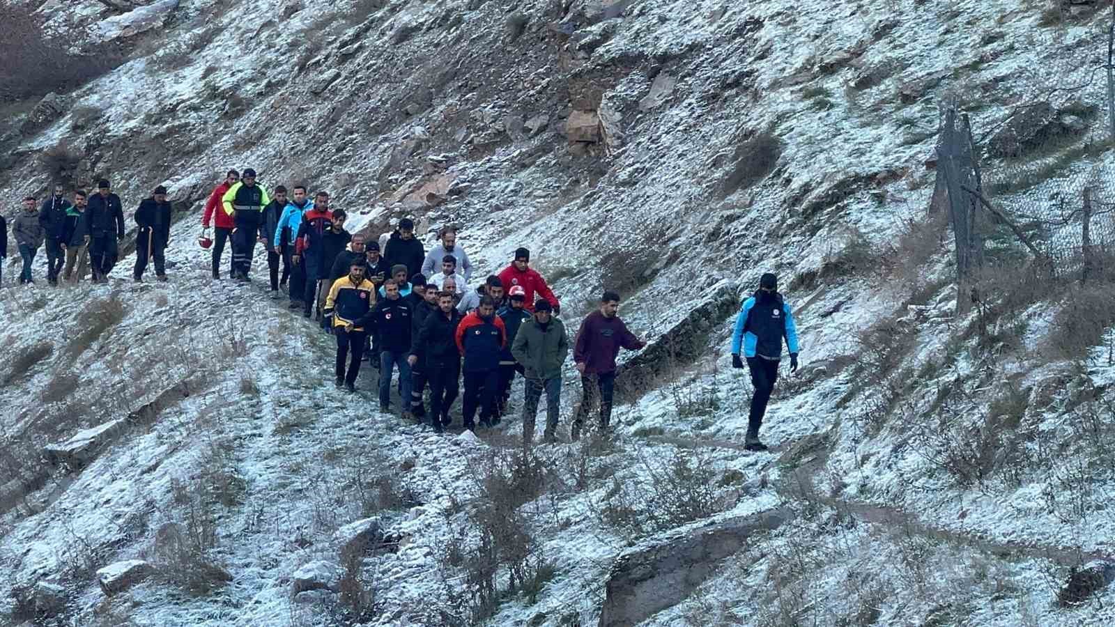 Hakkari’de dağdan düşen genç hayatını kaybetti