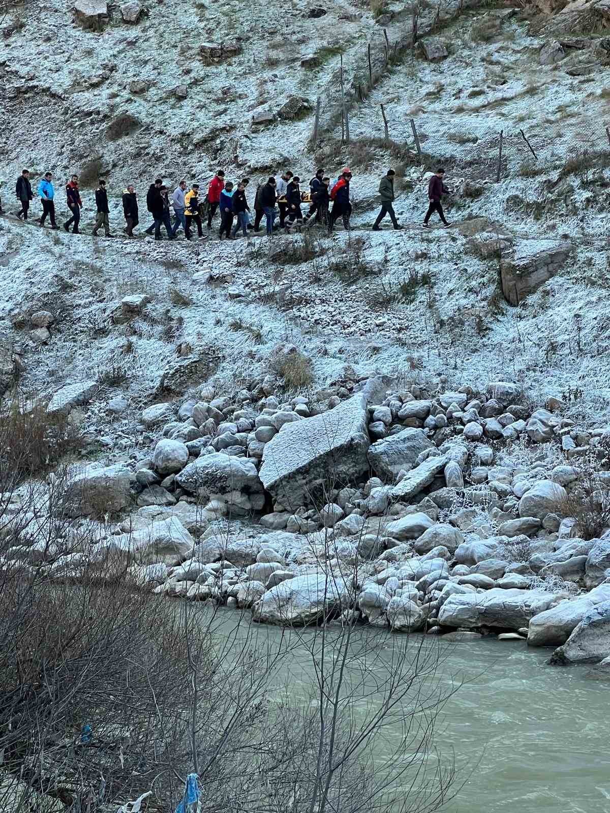 Hakkari’de dağdan düşen genç hayatını kaybetti