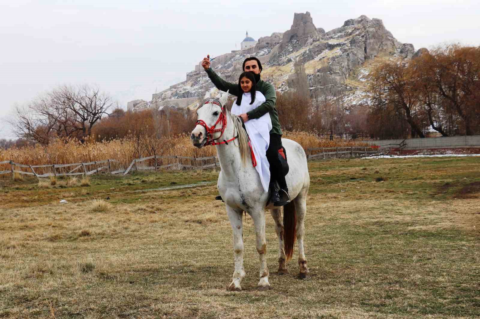 Vanlı kuaför at sırtında saç kesti