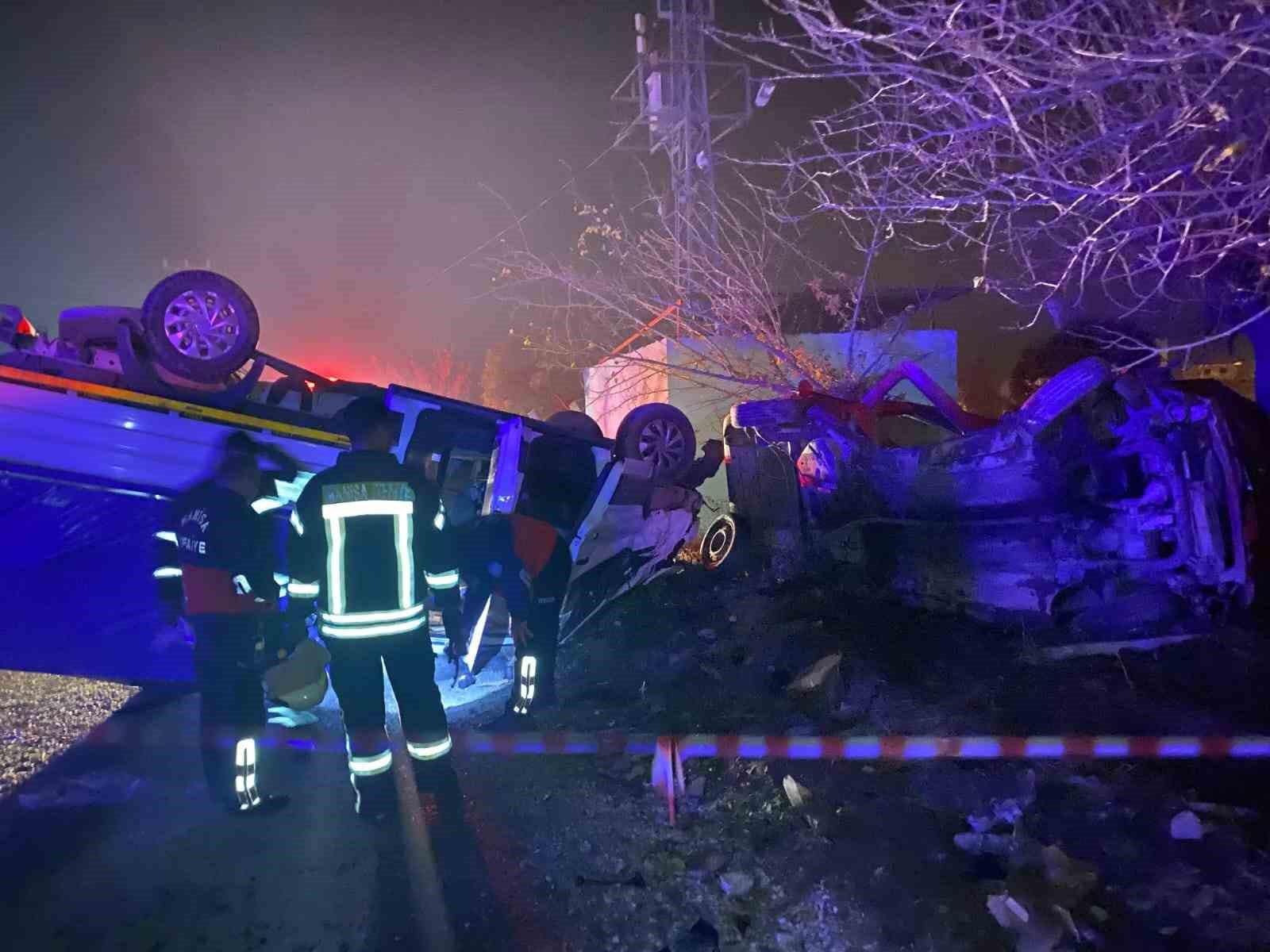 Turgutlu’da feci kaza... Hafif ticari araç ile işçi taşıyan kamyonet çarpıştı: 1’i ağır 6 yaralı